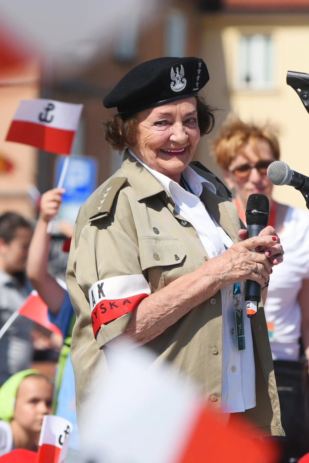 Eleonora Galica-Zaremba ps. "Maja" śpiewa z dziećmi składając hołd najmłodszym uczestnikom Powstania Warszawskiego.