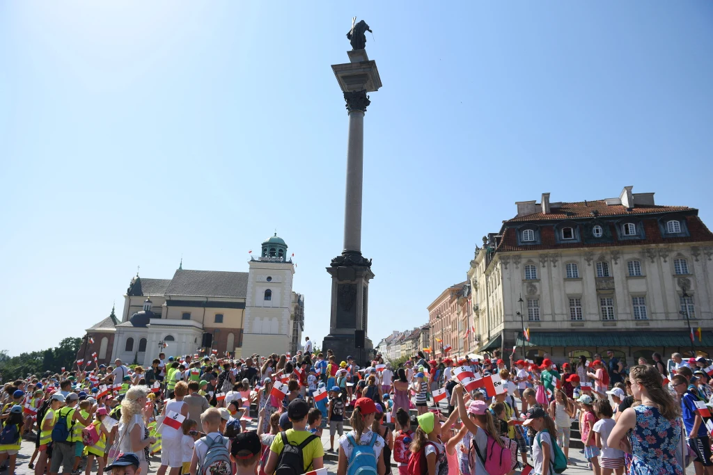 Dzieci odśpiewały kilka powstańczych piosenek, m.in. "Pałacyk Michla", "Warszawskie dzieci" i "Marsz Mokotowa" oraz utworzyły znak Polski Walczącej.