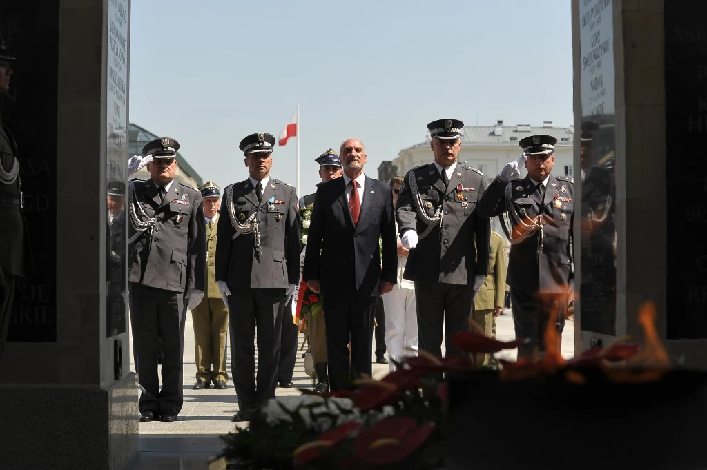 Minister obrony Antoni Macierewicz składa wieniec przed Grobem Nieznanego Żołnierza. Uroczysta zmiana posterunku honorowego 