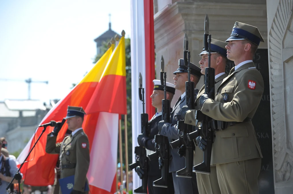 Uroczysta zmiana posterunku honorowego przed Grobem Nieznanego Żołnierza