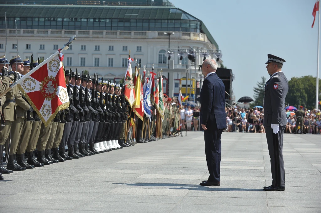 Minister obrony Antoni Macierewicz podczas uroczystości zmiany posterunku honorowego przed Grobem Nieznanego Żołnierza