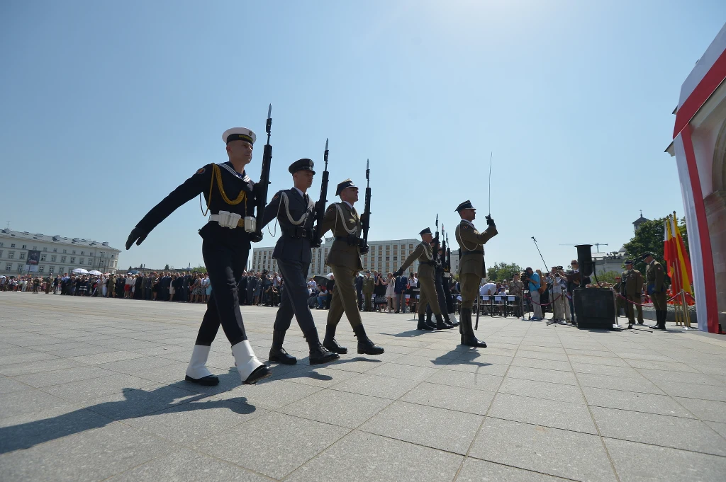 Uroczysta zmiana posterunku honorowego przed Grobem Nieznanego Żołnierza