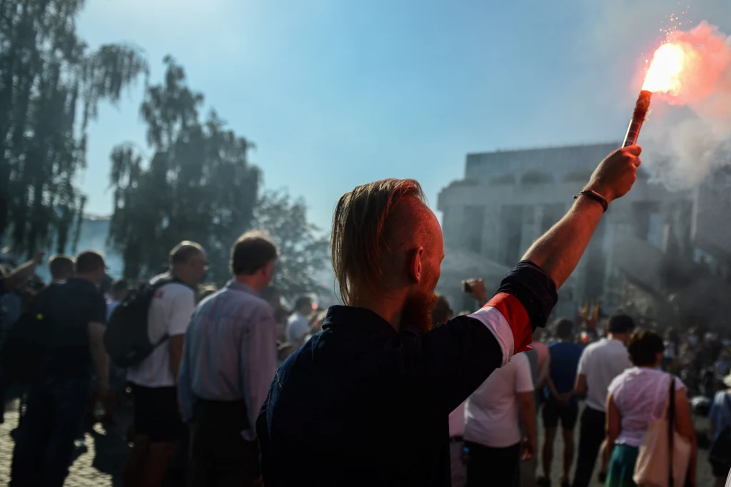 Uczestnicy Marszu Milczenia w momencie wybicia godziny "W"