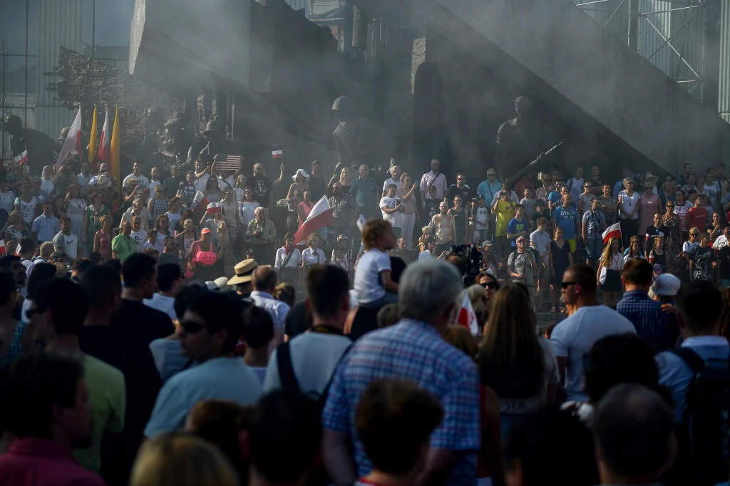 Uczestnicy Marszu Milczenia w momencie wybicia godziny "W"