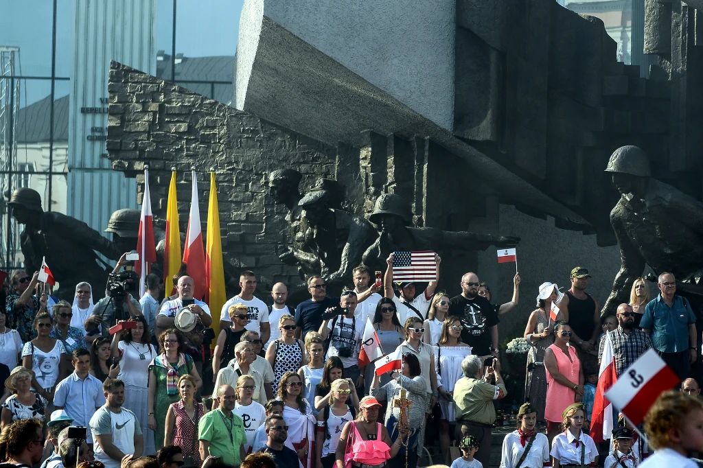 Uczestnicy Marszu Milczenia w momencie wybicia godziny "W"