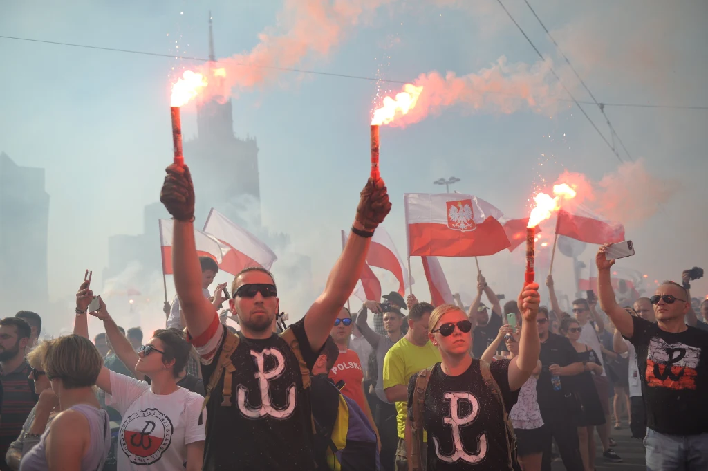 Uczestnicy marszu ONR w chwili wybicia godziny "W"