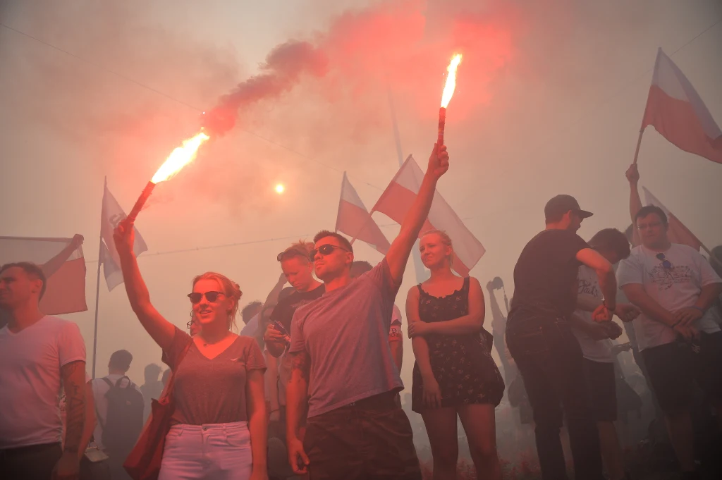 Uczestnicy marszu ONR w chwili wybicia godziny "W"