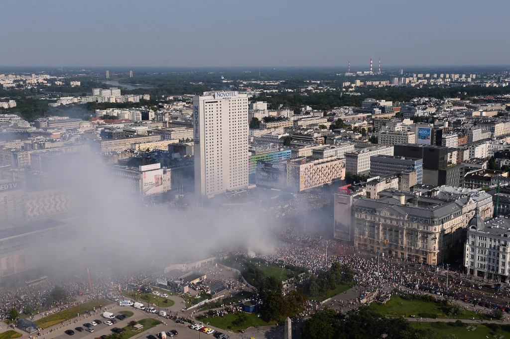 Uczestnicy marszu ONR w chwili wybicia godziny "W"