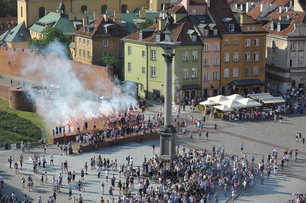 Mieszkańcy Warszawy tworzą "żywy znak" Polski Walczącej