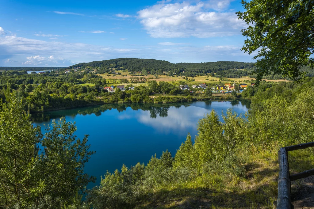 Urocze szmaragdowe jezioro na wyspie Wolin w Wapnicy