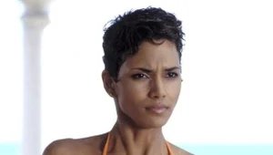 Halle Berry zagrała "dziewczynę Bonda" w filmie "Śmierć nadejdzie jutro" z 2002 roku