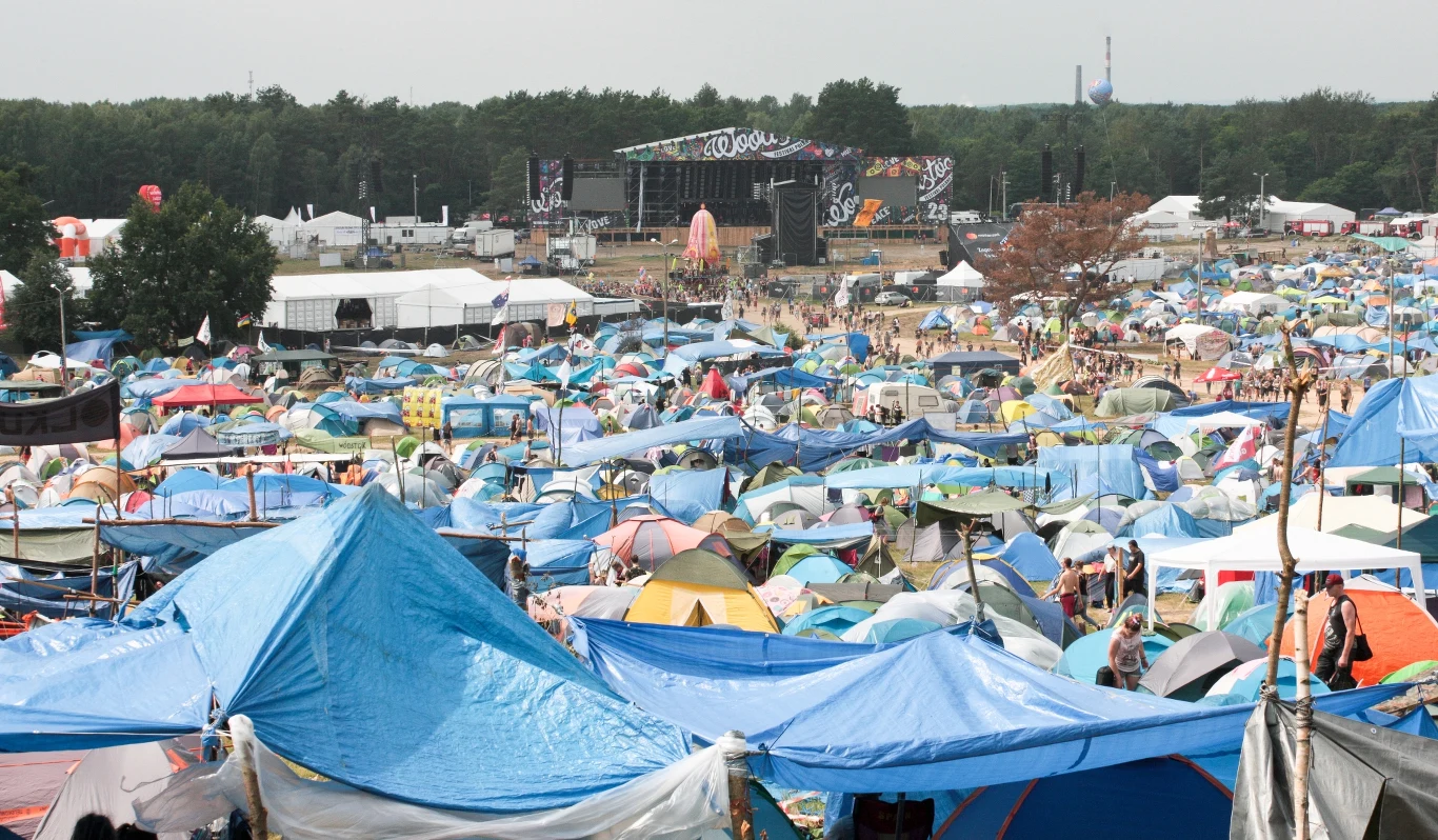 - Tegoroczny Przystanek Woodstock dostał status podwyższonego ryzyka, a to się wiąże ze zwiększonymi liczbami służb porządkowych i tutaj robimy to bardzo skutecznie - ponad 1000-osobowy Pokojowy Patrol, do tego mamy zgłoszonych ponad 1580 policjantów - mówił Interii Jurek Owsiak.