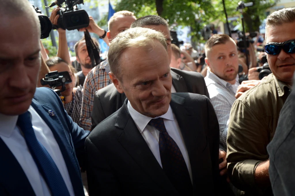 Przed budynkiem zebrali się zarówno przeciwnicy, jak i zwolennicy byłego premiera. Przed budynkiem zebrali się zarówno przeciwnicy, jak i zwolennicy byłego premiera.