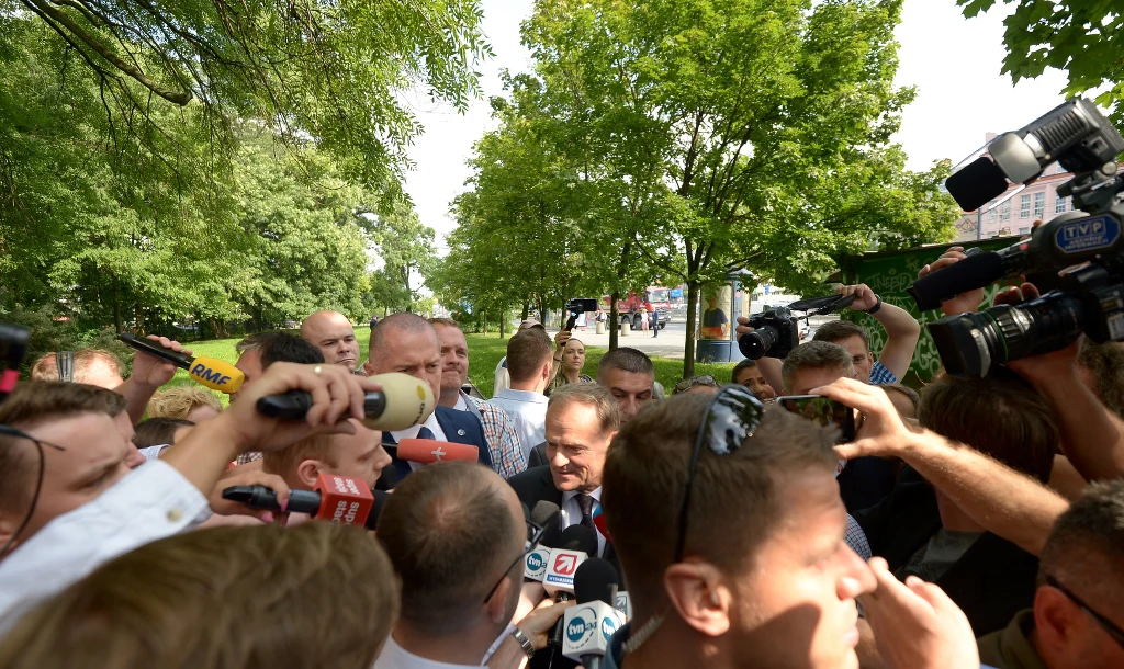 Przed budynkiem zebrali się zarówno przeciwnicy, jak i zwolennicy byłego premiera. Przed budynkiem zebrali się zarówno przeciwnicy, jak i zwolennicy byłego premiera.