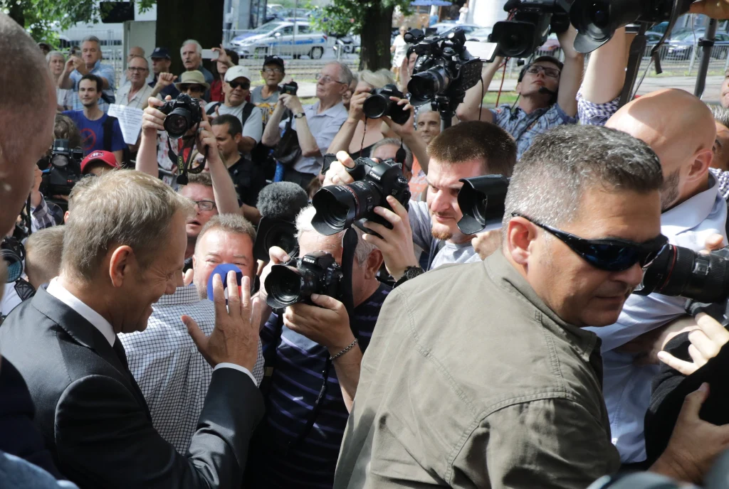 Przed budynkiem zebrali się zarówno przeciwnicy, jak i zwolennicy byłego premiera. Przed budynkiem zebrali się zarówno przeciwnicy, jak i zwolennicy byłego premiera.