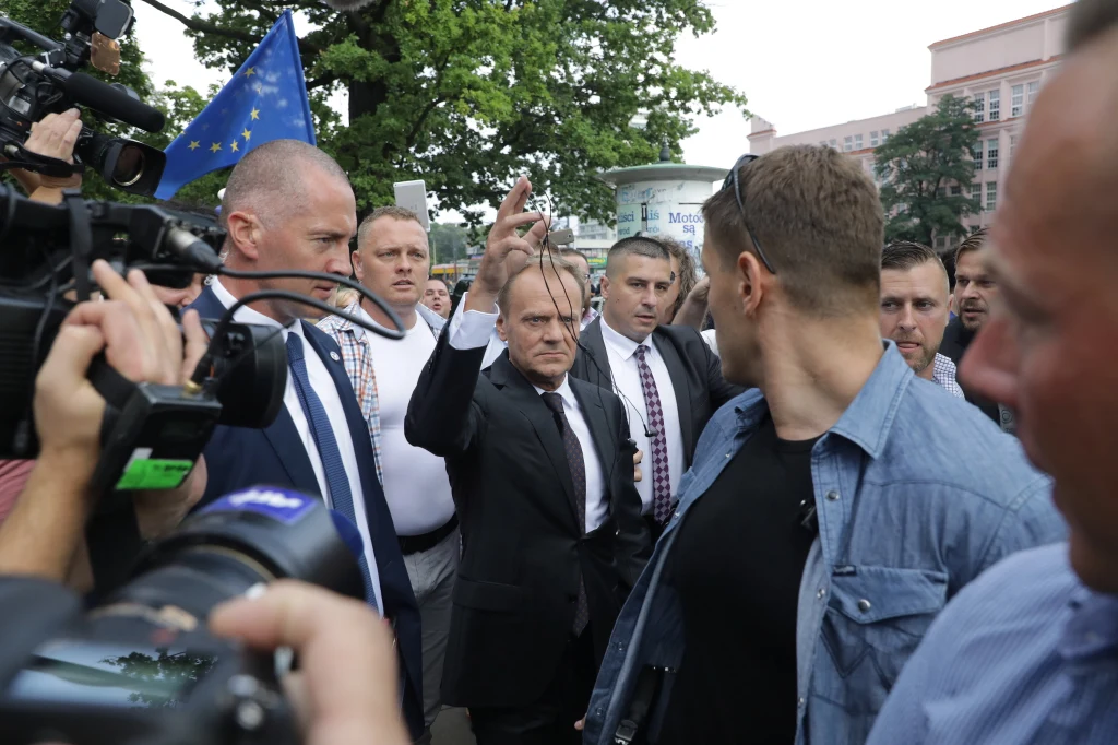 Przed budynkiem zebrali się zarówno przeciwnicy, jak i zwolennicy byłego premiera. Przed budynkiem zebrali się zarówno przeciwnicy, jak i zwolennicy byłego premiera.