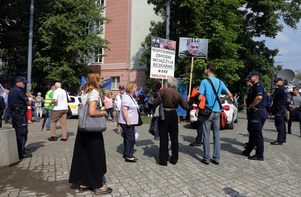 Przed budynkiem zebrali się zarówno przeciwnicy, jak i zwolennicy byłego premiera. Przed budynkiem zebrali się zarówno przeciwnicy, jak i zwolennicy byłego premiera.