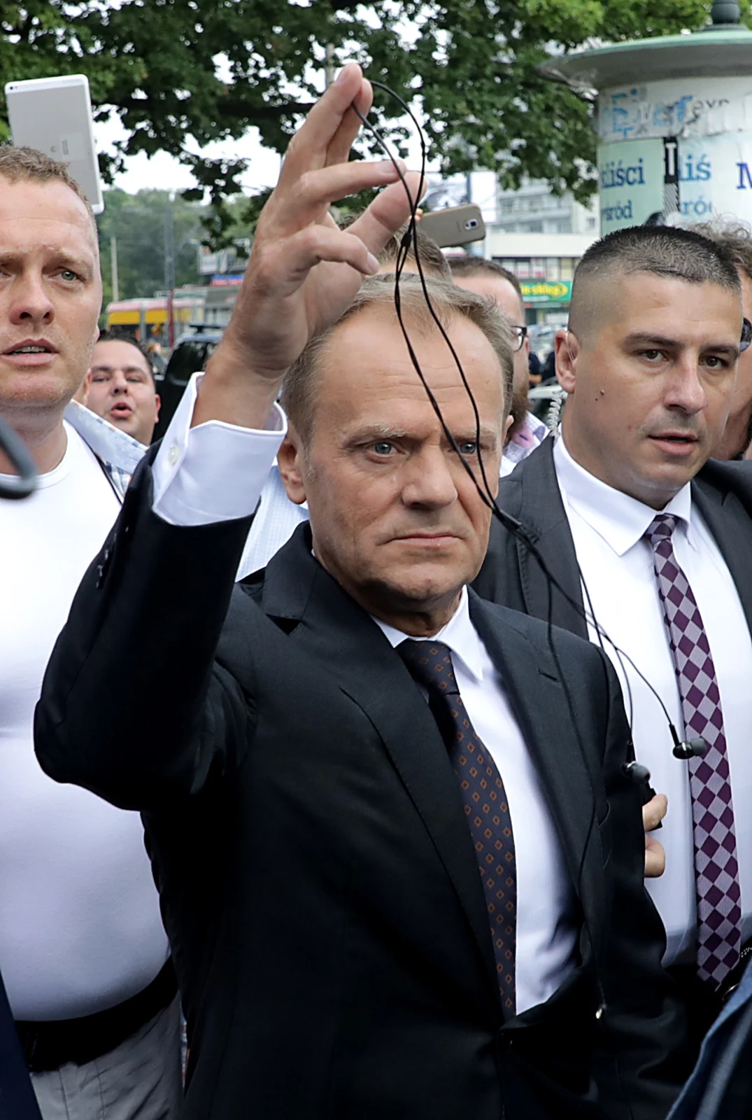 Przed budynkiem zebrali się zarówno przeciwnicy, jak i zwolennicy byłego premiera. Przed budynkiem zebrali się zarówno przeciwnicy, jak i zwolennicy byłego premiera.