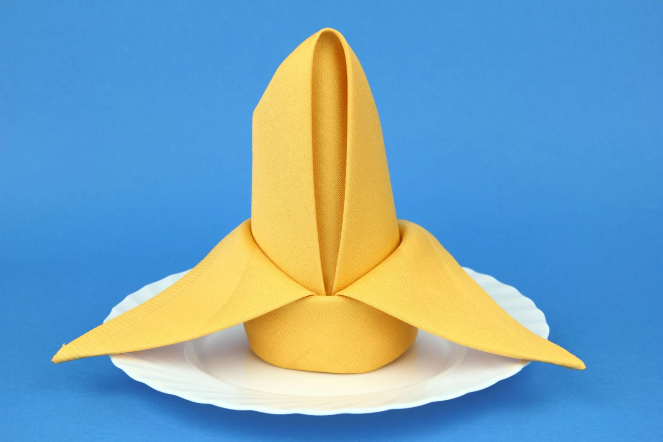 Złożenie serwetki w ten sposób jest prostsze, niż się wydaje Złożenie serwetki w ten sposób jest prostsze, niż się wydaje