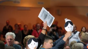 Protestująca Młodzież Wszechpolska w czasie spotkania z Lechem Wałęsą organizowane przez KOD 