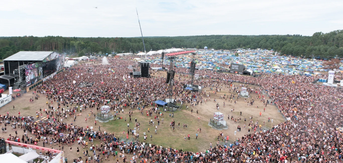 Widok na publiczność zgromadzoną przed Dużą Sceną tuż przed oficjalnym otwarciem