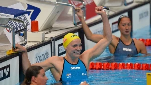 Sarah Sjoestroem (w środku)