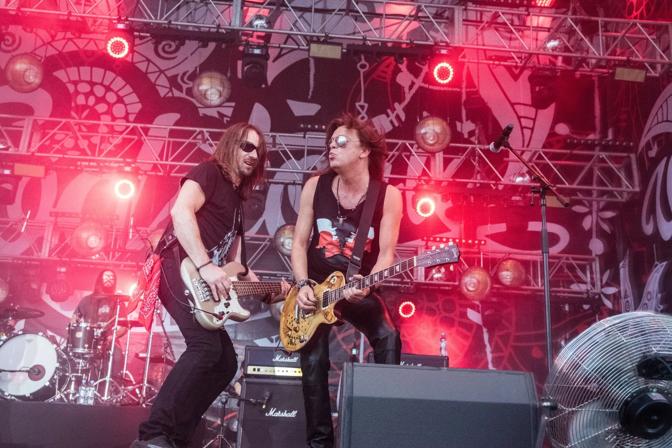 Liderem grupy jest gitarzysta Wojciech Łuczaj-Pogorzelski (z prawej).