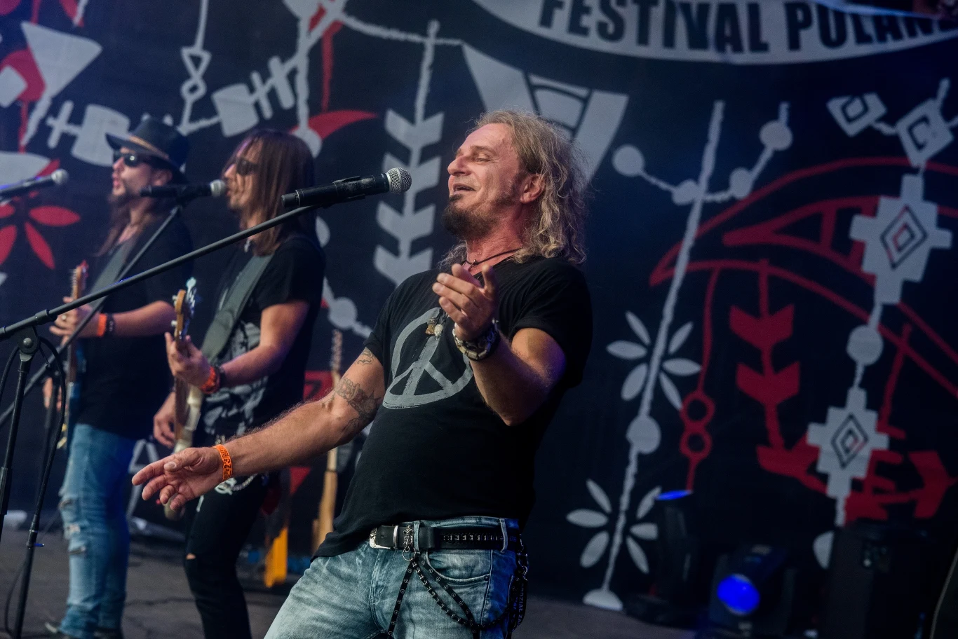 Krzysztof Wałecki niespełna tydzień przed Przystankiem Woodstock został pobity przez trzech mężczyzn po swoim koncercie.