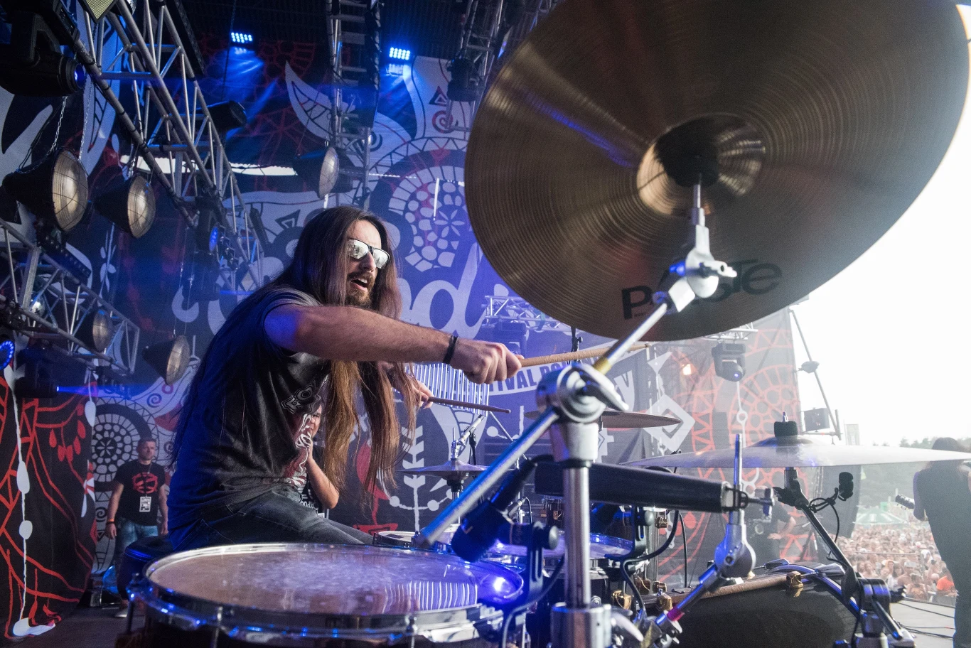 Perkusista Maciej Kudła w akcji.