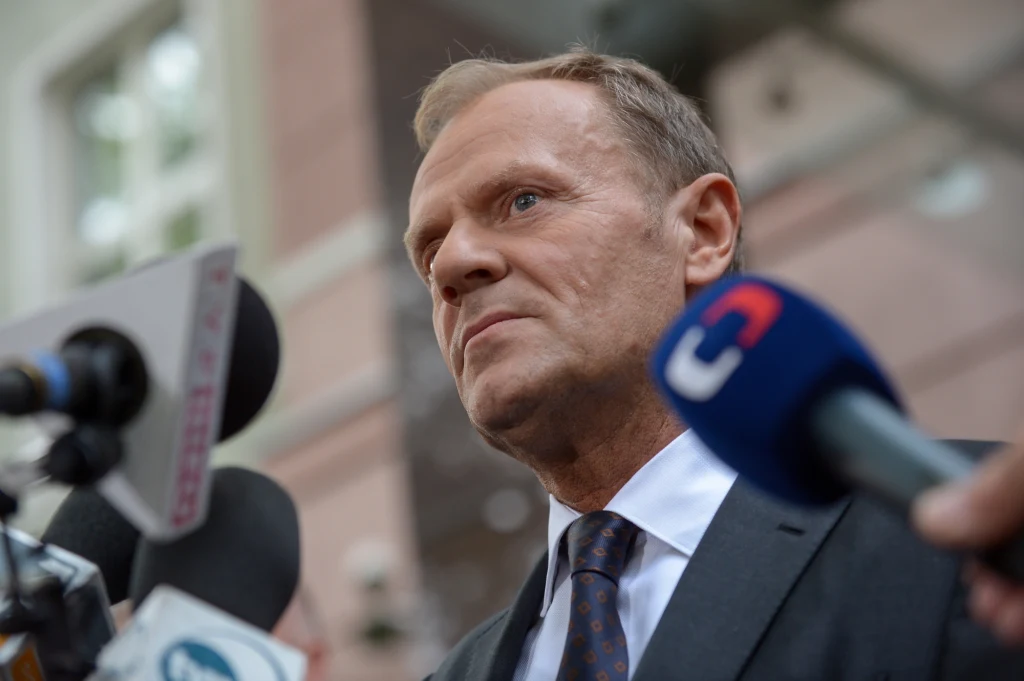 Donald Tusk po wyjściu z Prokuratury Krajowej przy ulicy Rakowieckiej w Warszawie Donald Tusk po wyjściu z Prokuratury Krajowej przy ulicy Rakowieckiej w Warszawie