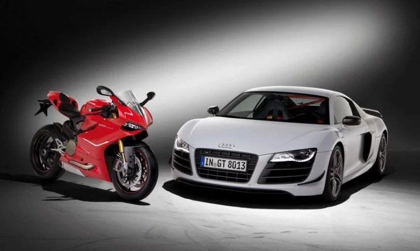 Kiedy Audi przejęło Ducati w 2012 roku, rozpoczęło akcję promocyjną zestawiając włoskie motocykle ze swoimi najmocniejszymi modelami