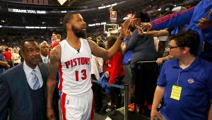 Marcus Morris z Detroit żegna się z fanami w hali w Auburn Hills.