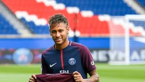 Neymar jest już w PSG, ale grać jeszcze nie może.