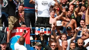 Neymar wita się z kibicami