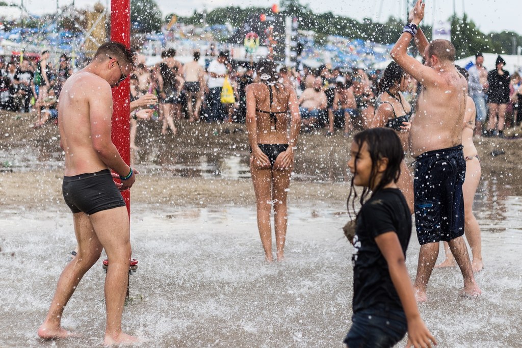 Zabawa pod grzybkiem na Przystanku Woodstock