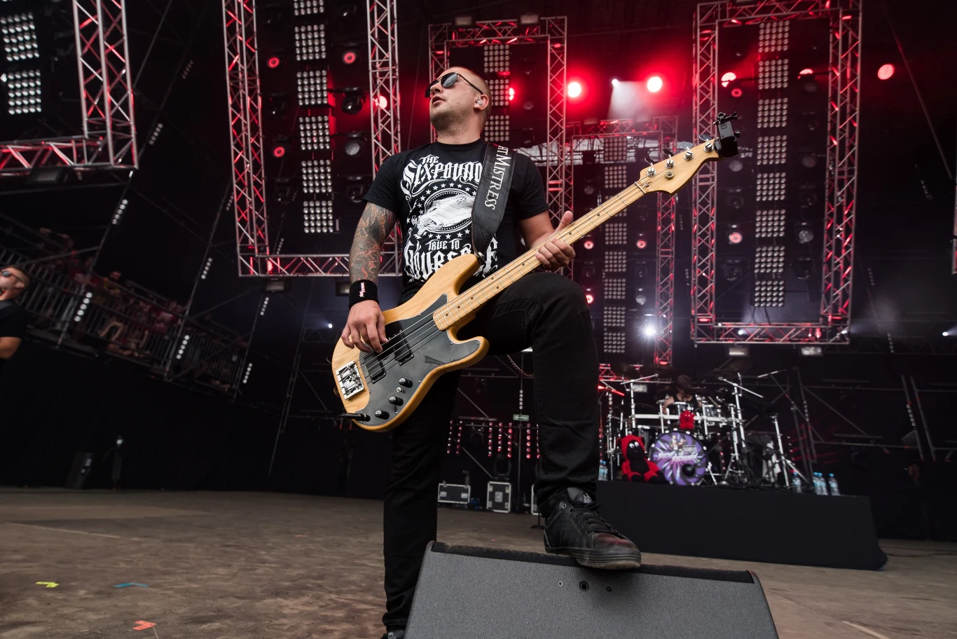 Na początku 2017 r. grupa wydała drugi album "Zdrajcy metalu", promowany utworem "Dziabnięty".