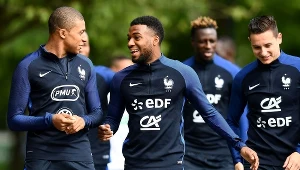 Thomas Lemar (w środku) z Kylianem Mbappe podczas zgrupowania reprezentacji Francji