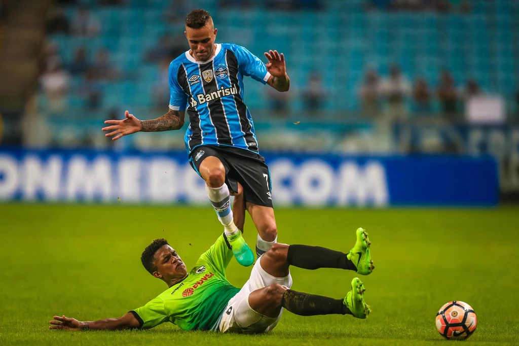 Napastnik Gremio Porto Alegre, Luan podczas meczu Copa Libertadores Napastnik Gremio Porto Alegre, Luan podczas meczu Copa Libertadores