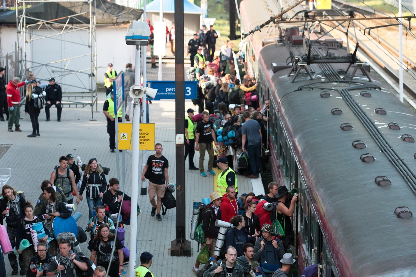 Uczestnicy Przystanku Woodstock opuszczają Kostrzyn nad Odrą po zakończeniu festiwalu