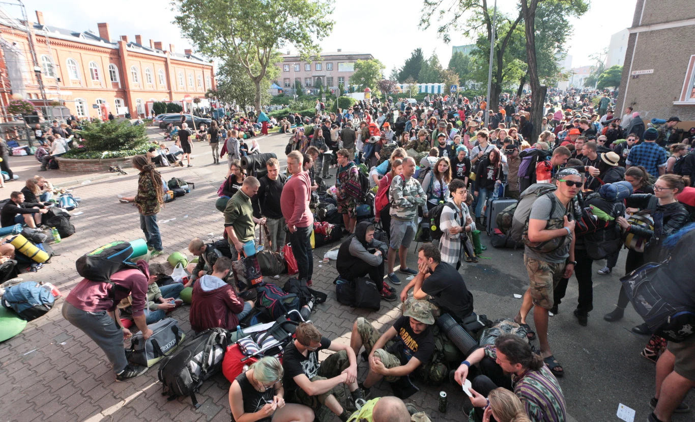 Uczestnicy Przystanku Woodstock opuszczają Kostrzyn nad Odrą po zakończeniu festiwalu