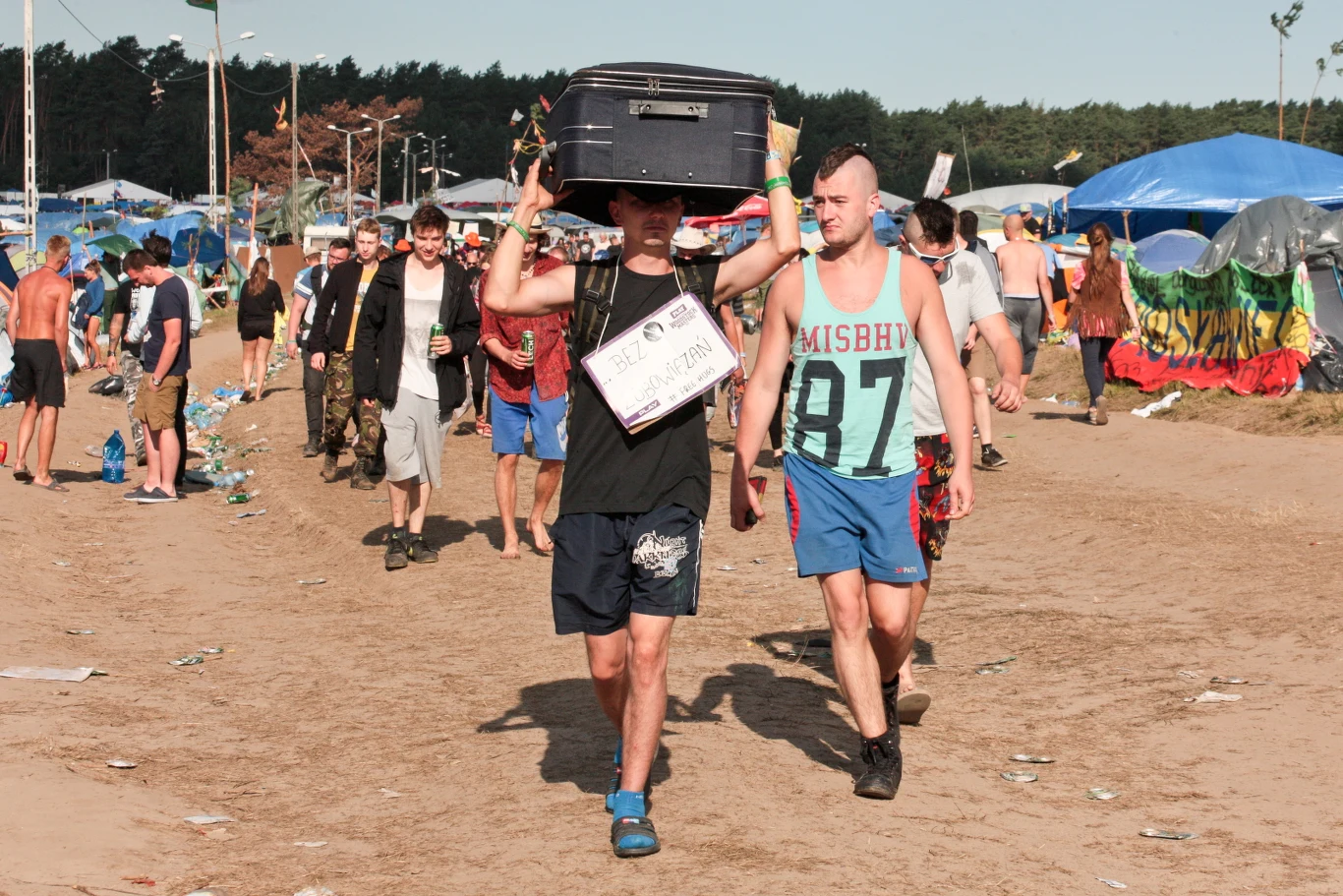 Uczestnicy Przystanku Woodstock opuszczają Kostrzyn nad Odrą po zakończeniu festiwalu