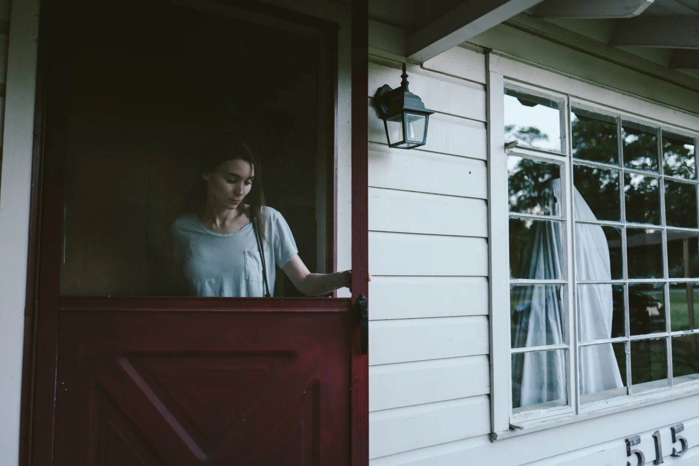 Rooney Mara i Casey Affleck w scenie z filmu "A Ghost Story" Rooney Mara i Casey Affleck w scenie z filmu "A Ghost Story"