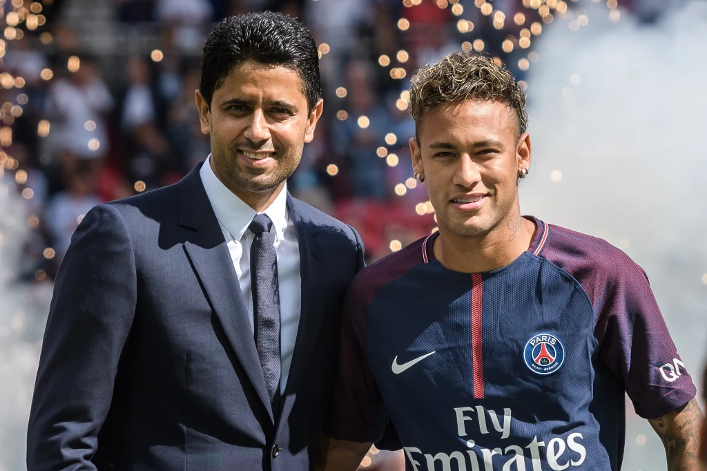 Prezes PSG Nasser Al-Khelaifi i Neymar podczas oficjalnej prezentacji Prezes PSG Nasser Al-Khelaifi i Neymar podczas oficjalnej prezentacji