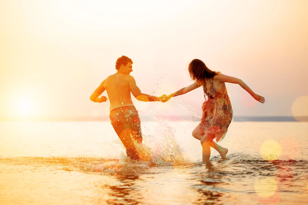 Plaża jako element wakacyjnego romansu jest niezastąpiona bez względu na czasy