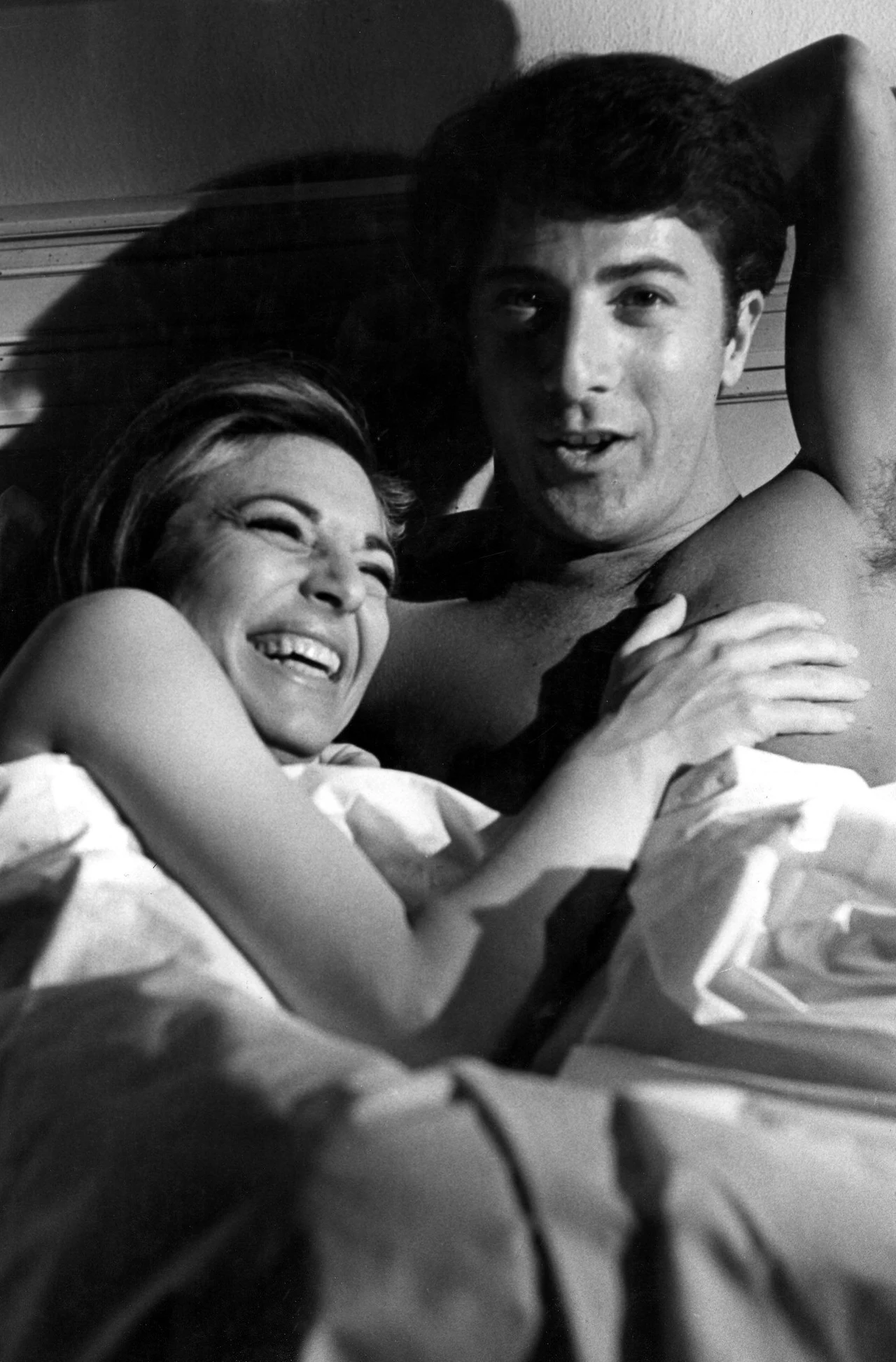 Do roli Bena Braddocka byli brani pod uwagę Warren Beatty i Robert Redford. Nie wiadomo, dlaczego zagrał ją właśnie Hoffman. Film nie od razu stał się sukcesem. "Wszyscy w wytwórni narzekali, że film byłby może i dobry, ale przeze mnie został kompletnie położony" - wspomina po latach aktor.
