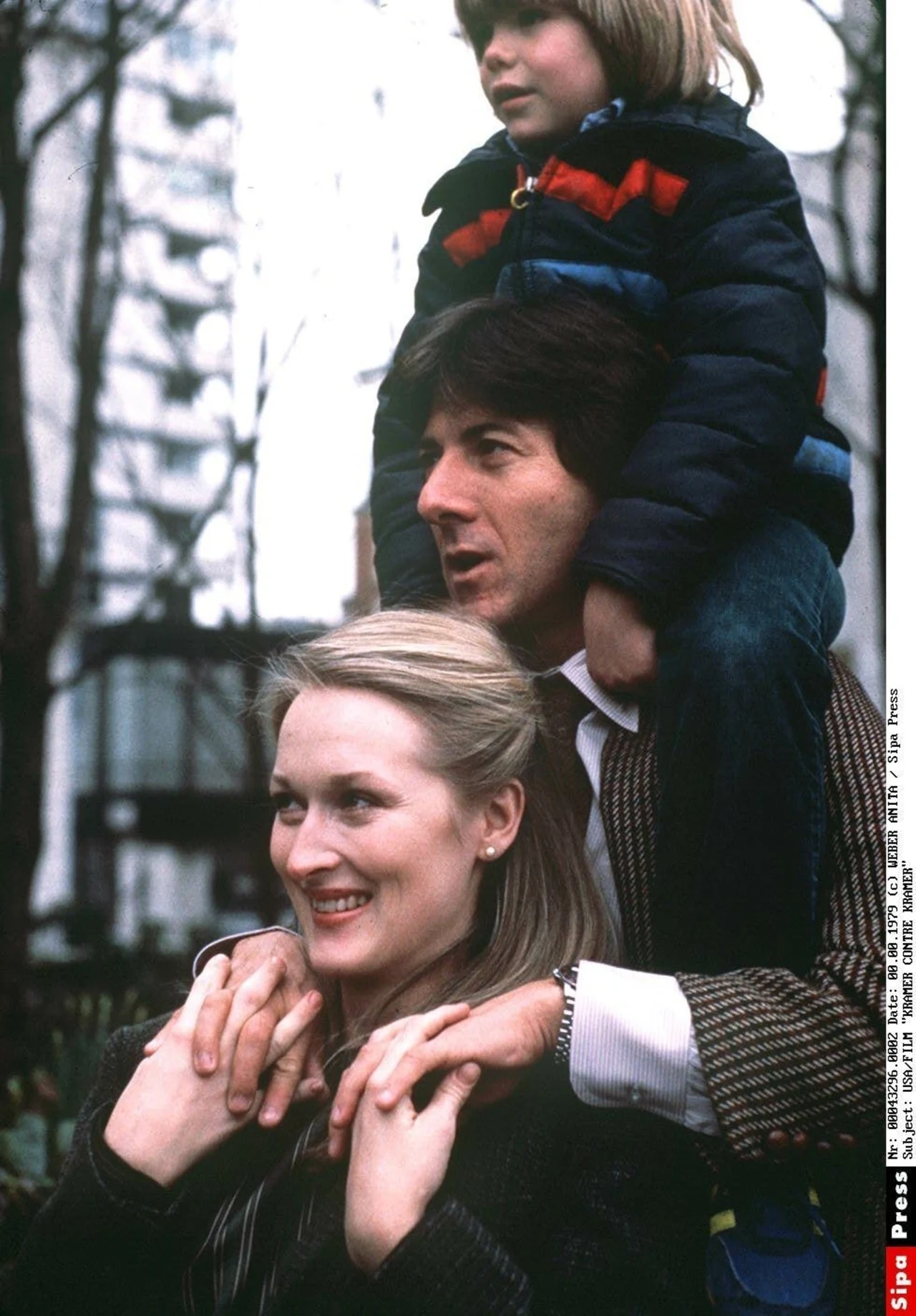 Trzy lata później Dustin Hoffman wystąpił w filmie "Sprawa Kramerów", który przyniósł mu pierwszego w karierze Oscara. Aktor wciela się tutaj w postać Teda Kramera, który porzucony przez żonę poświęca się wychowaniu sześcioletniego Billy'ego.

Film Roberta Bentona nie jest filmem politycznym, ale również reprezentuje kierunek, w jakim poszła amerykańska kinematografia lat 70., a później 80. XX wieku. Coraz częściej pojawiały się wówczas filmy, których twórcy nie upiększali świata swoich bohaterów zgodnie z ideologią "amerykańskiego snu", lecz pokazywali realia zwykłego życia.