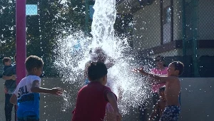 Kalifornia: Dzieci chłodzą się wodą