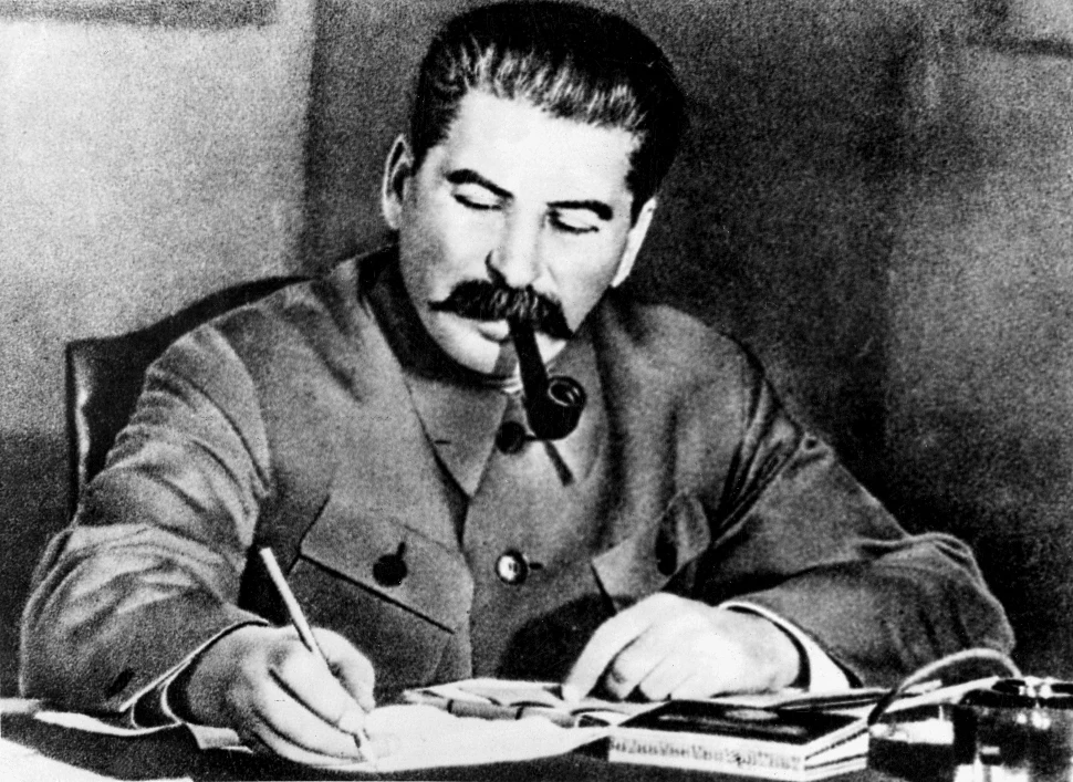 Józef Stalin przy pracy. Na oficjalnych zdjęciach pozował na silnego wodza. Naprawdę był bardzo schorowany