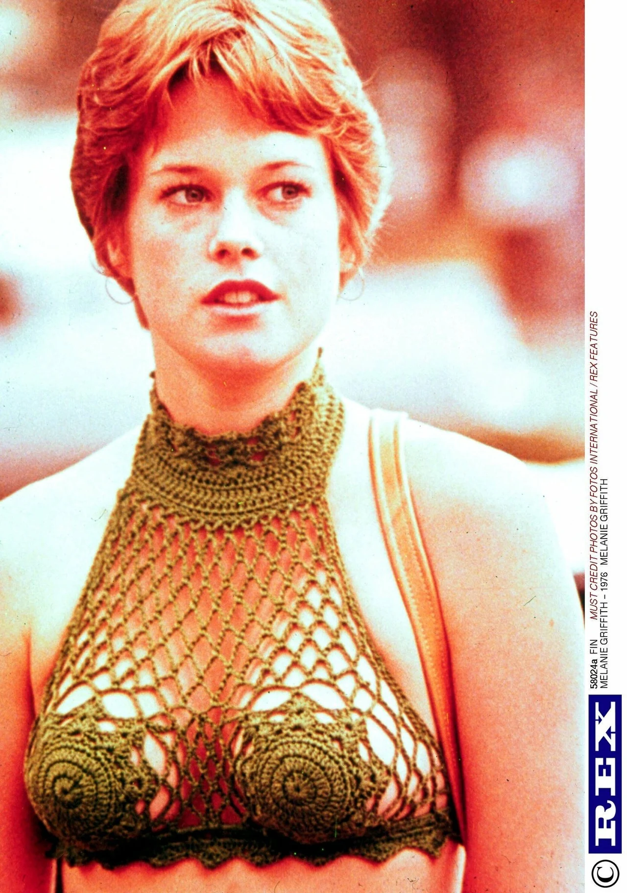 Nie wszyscy wiedzą, że Melanie Griffith jest córką modelki i aktorki Tippi Hedren, znanej z ról w słynnych filmach Alfreda Hitchocka: "Ptaki" i "Marnie". Jej ojcem był aktor i przedsiębiorca Peter Griffith.
Pierwszą ważną rolę 18-latka zagrała we wzorującym się na tradycji kina noir kryminale "Zdradliwa toń" (1975) Stuarta Rosenberga. Była to historia prywatnego detektywa, który przyjmuje zlecenie od byłej kochanki (Joanne Woodward) twierdzącej, że ktoś ją szantażuje. 