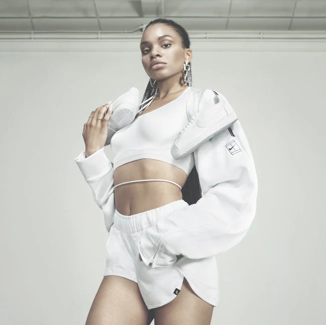 Zdjęcia kolekcji stworzył duet fotografów M & M, czyli Mert Alas i Marcus Piggott, znani m.in. z sesji dla Vogue’a. Zdjęcia kolekcji stworzył duet fotografów M & M, czyli Mert Alas i Marcus Piggott, znani m.in. z sesji dla Vogue’a.